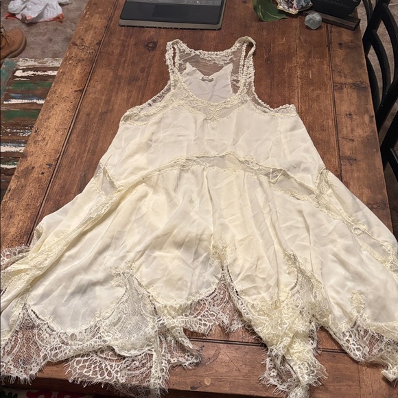Gorgeous yellowish white lace slip dress - Picture 6 of 11